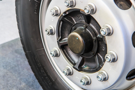 卡车钢圈卡车的轮子照片