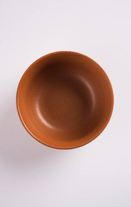 空的兵马俑供应碗或棕色粘土汤碗孤立白色