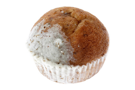 发霉的香蕉松饼蛋糕爬满了蚂蚁上白色 b 孤立照片