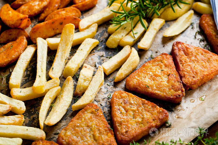 自制传统西班牙肉饼或croquetas在板上