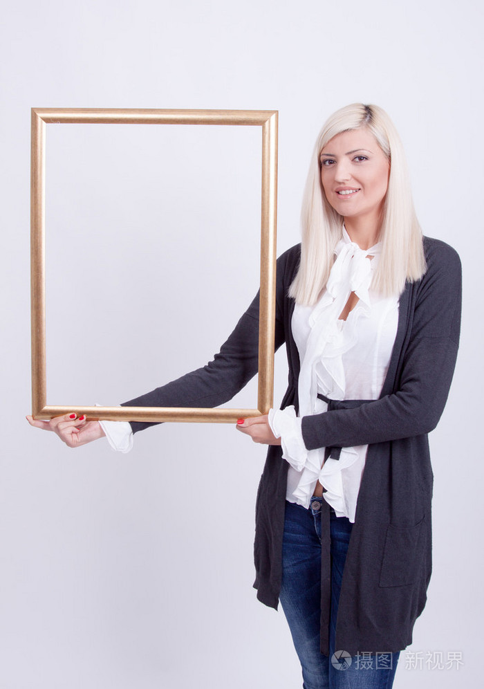 一个年轻的金发女人，牵着一个框架的肖像