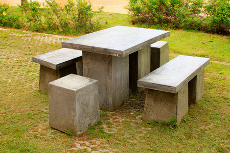 泰国碧差汶花园的石凳桌和凳子图片
