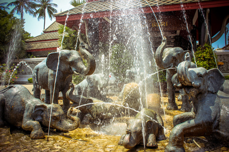 在花园里,苏梅岛的大象雕像的喷泉照片