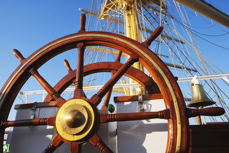 快船功率一艘快船的掌舵人照片