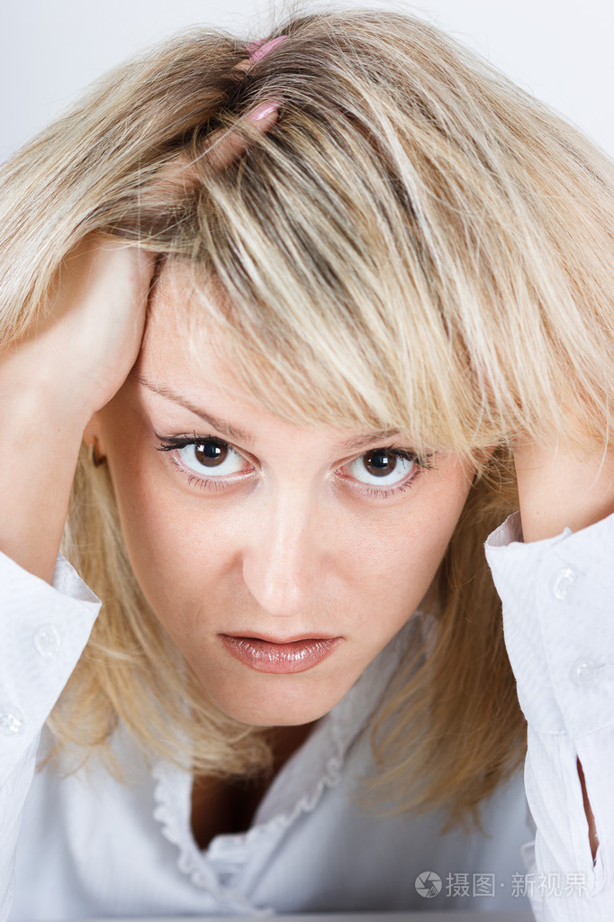 累了衣衫不整心烦意乱女孩