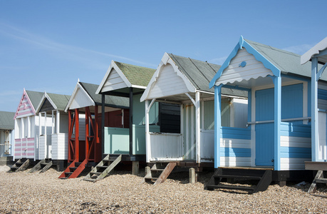 五颜六色的海滩小屋在海上，艾塞克斯，英国绍森德