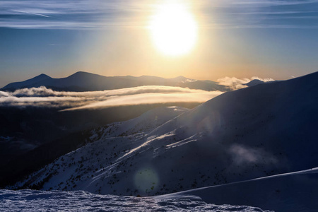 冬日清晨美丽的雪山