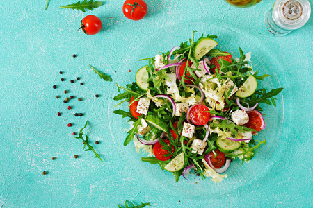 新鲜蔬菜沙拉西红柿, 黄瓜和羊乳酪在希腊风格。平躺。顶部视图