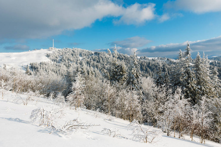 冬天山下雪的风景