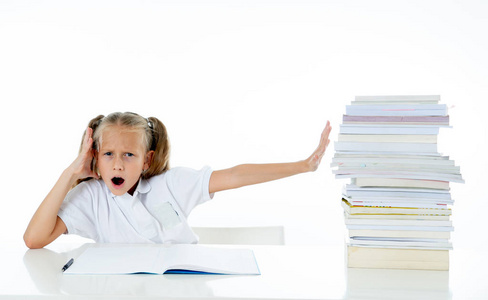 沮丧的小女生感到失败无法专心阅读和写作.