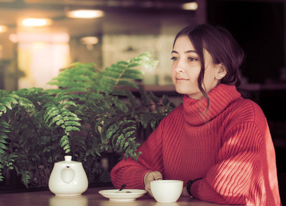 女孩在咖啡馆喝茶