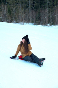 可爱的小女孩滑雪板滑雪度假村