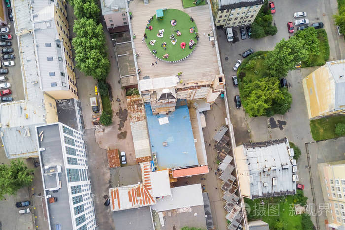 带屋顶露台的多层建筑鸟瞰图