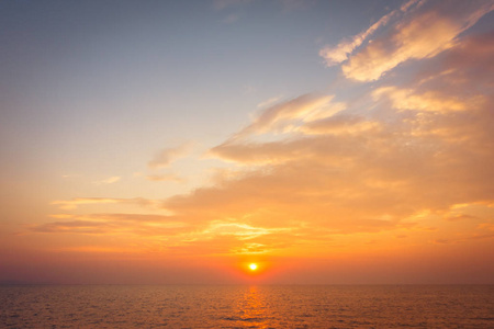 海滩和海边的美丽日落