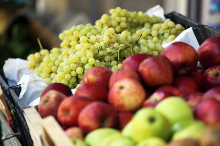 苹果和葡萄在街边市场