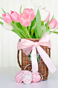 柳条篮子里的粉红色和白色郁金香复活节作文