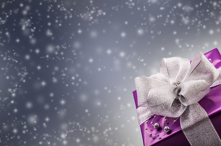 圣诞节或情人节紫色礼物银色丝带抽象背景