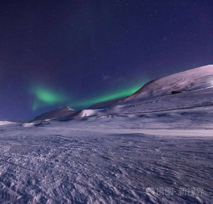 极地北极北极光在挪威斯瓦尔巴特的天空之星朗伊尔城城人山