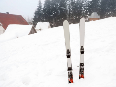 雪滑雪胜地的滑雪板。寒假
