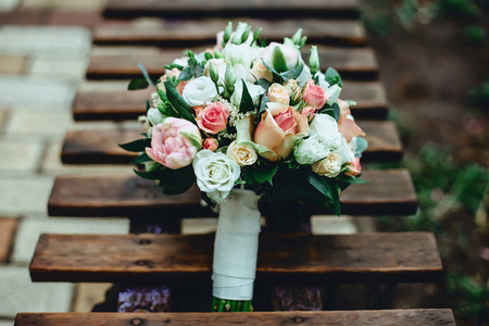 玫瑰花和其他大花新娘结婚花束