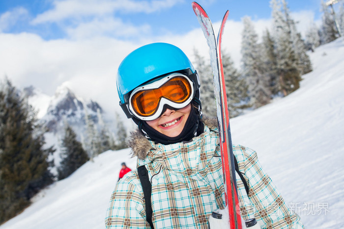 女孩对滑雪的乐趣