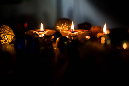 排灯节迪亚或照明在夜间与礼物, 花在穆迪背景。选择性聚焦