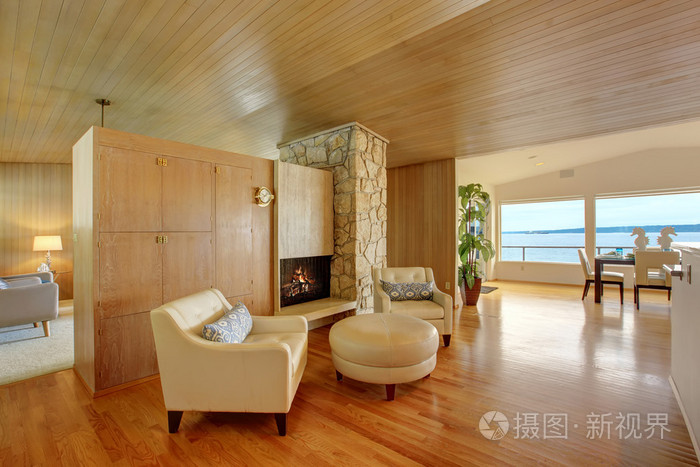 木板装饰的漂亮的房子内部.舒适的坐在 ar