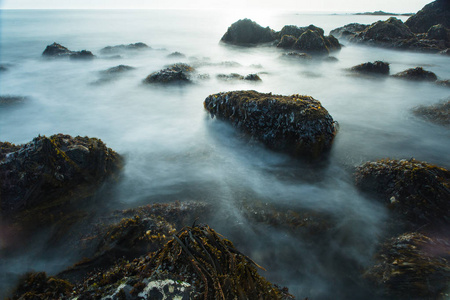 沿着加利福尼亚海岸线 tidepools 的波浪和岩石的长曝光照片