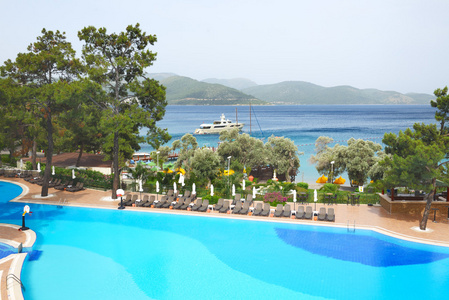 在地中海土耳其 res 上游泳池和游艇码头的