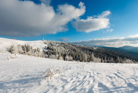 冬天山下雪的风景