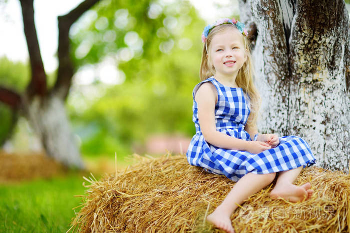 坐在干草堆上的小女孩