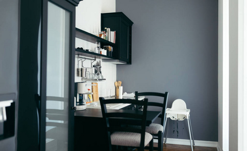 带黑色桌椅的现代精致厨房图片