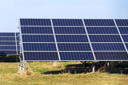 蓝色太阳能电池板在光伏发电站农场, 未来创新能源概念, 晴朗蓝天背景, 捷克共和国