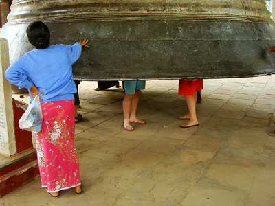 当地的妇女站在缅甸曼德勒地区 Mingun 铃声