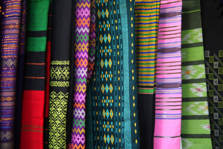 缅甸仰光传统女装用彩色真丝面料制作