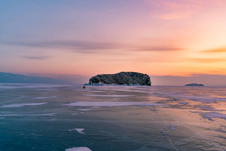 美丽的日落色调在贝加尔湖俄国冬天季节, 自然风景背景