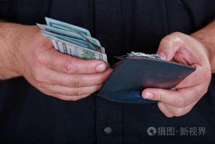 关闭业务人计数的钱皮革钱包与金钱在男性手上的黑暗背景照片 正版商用图片07xoxm 摄图新视界 关闭业务人计数的钱皮革钱包与金钱在男性手上的黑暗背景照片 正版商用图片07xoxm 摄图新视界