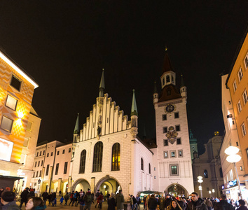 德国, 慕尼黑 2017年12月27日 城市塔和教会的看法在玛利亚广场在晚上慕尼黑