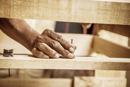 男人手家具木材行业工作
