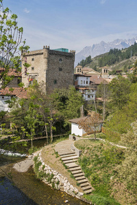 西班牙坎塔布里亚的圣托里比奥德列瓦纳山谷建筑与景观