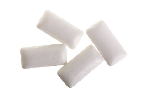 在白色背景下被隔离的咀嚼或泡沫口香糖。顶部视图