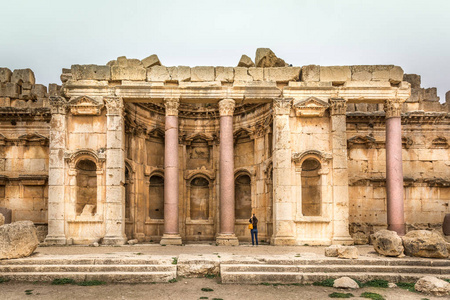 游客享受黎巴嫩 Balbek 罗马遗迹的惊人景色