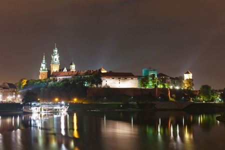 在波兰克拉科夫的瓦维尔城堡的夜景