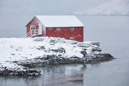 冬季红色弗洛罗房子, 挪威, 罗弗敦群岛