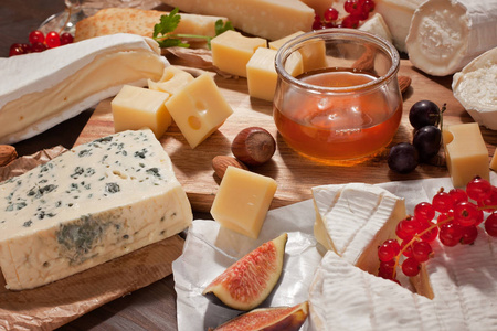 各种不同的奶酪与葡萄酒, 水果和坚果。乳酪, 山羊乳酪, 雷孟达, gorgonzolla, gauda, 干酪, 爱蒙塔尔
