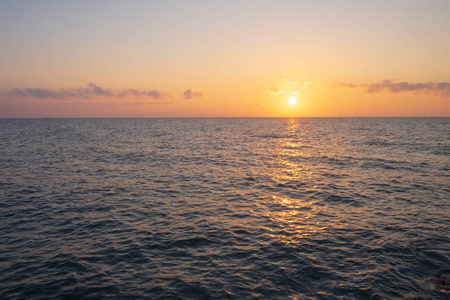 太阳升起或在海边往下走的景色