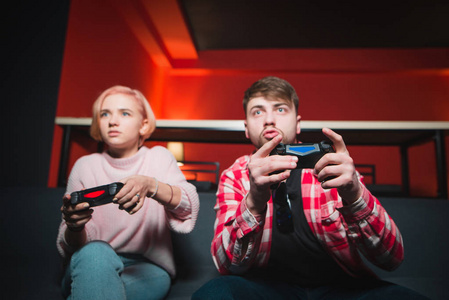 男人和女孩与手柄在他们的手中, 热衷于玩电子游戏照片