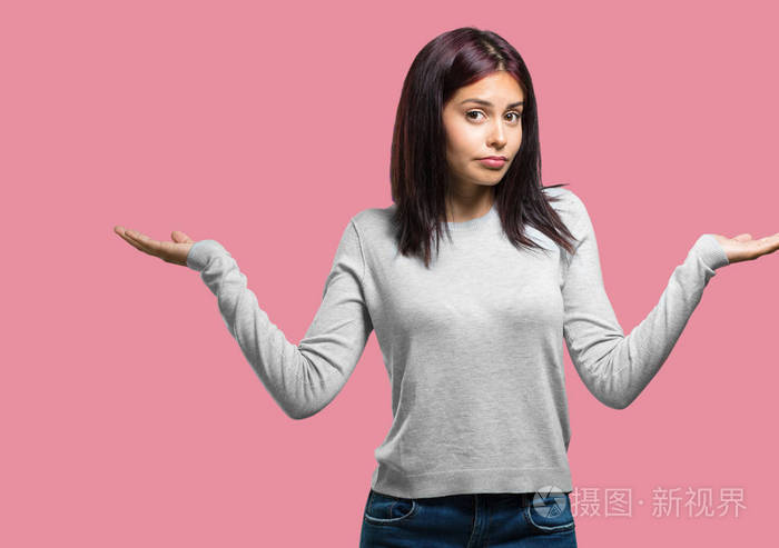 年轻漂亮的女人怀疑和耸耸肩的肩膀, 优柔寡断和不安全感的概念, 不