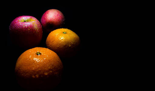 鲜橙和红李波光泽表面的水滴图片