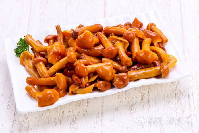 腌制蘑菇在碗里与香料